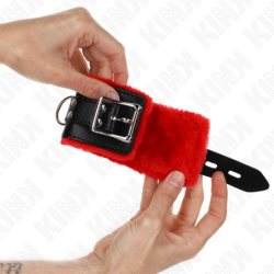 Punaste ruudukujuliste aukudega vooderdatud käerauad ja reguleeritav must rihm 17–29 cm x 6 cm