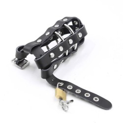 Gaine en Cuir Avec Anneaux Métalliques Et Cadenas